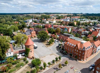 Luftaufnahme des Lübzer Stadtkerns, mit Blick auf den Marktplatz.